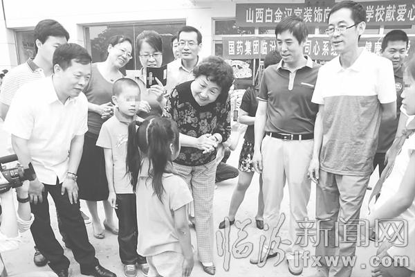 臨汾紅絲帶學校14名孩子加入少先隊