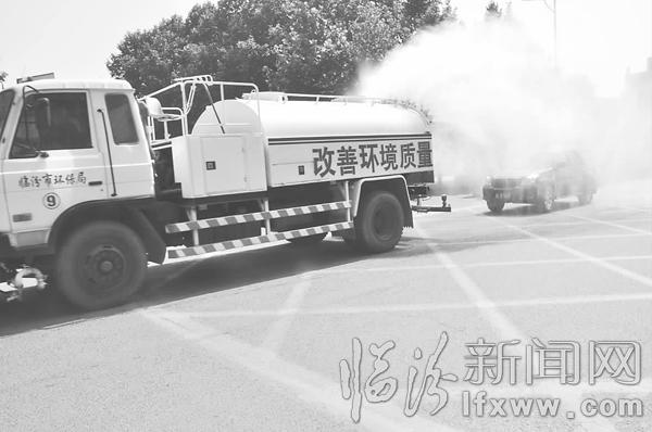 私家車輛享受“免費洗車” 危險系數高