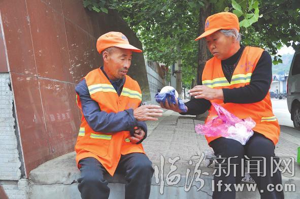 崔竹賢給馮保生帶來了早餐。