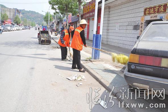 夫妻倆共同打掃所負責路段的衛生。