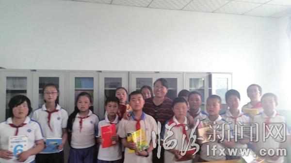 賈貴香和孩子們在一起