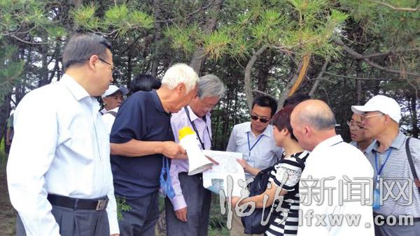 專家學者在鄉寧鄂山作田野調研