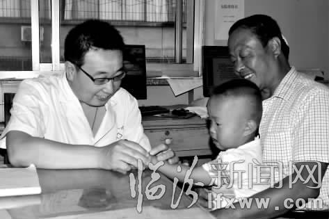 范亞龍(左)為小朋友做檢查。