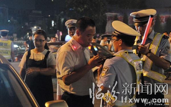 6月18日晚,臨汾交警大會(huì)戰(zhàn)第一次夜查 (6).jpg