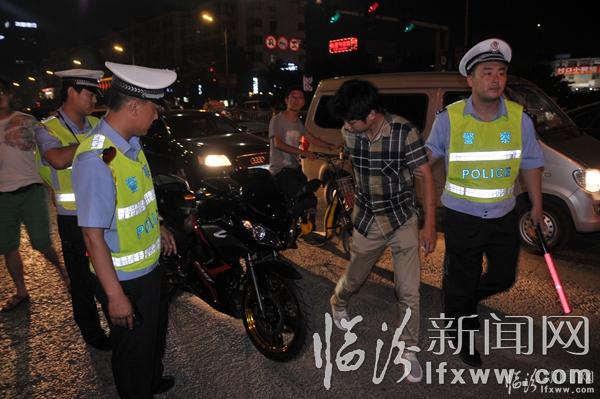 6月18日晚,臨汾交警大會(huì)戰(zhàn)第一次夜查 (5).jpg