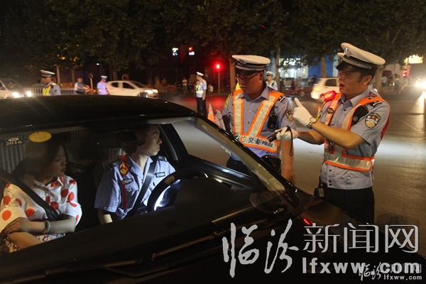 6月18日晚,臨汾交警大會(huì)戰(zhàn)第一次夜查 (3).jpg