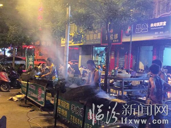 臨汾市區夜市排檔生意火爆 美味之下隱患猶存