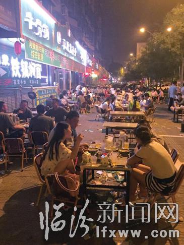 臨汾市區夜市排檔生意火爆 美味之下隱患猶存