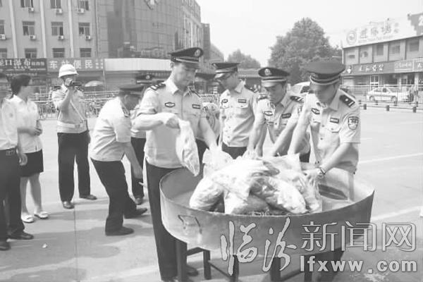 民警將繳獲的毒品集中起來準備焚燒。