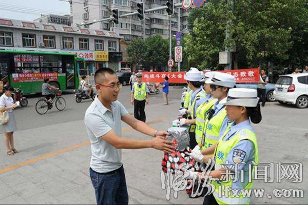 臨汾西雅圖攝影基地總經理李健等慰問一線交警