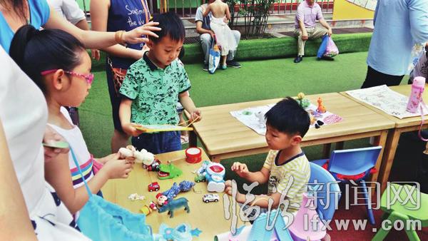 娃娃當(dāng)老板 暑期練攤忙