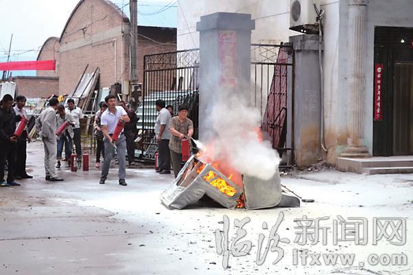 侯馬市公安局消防大隊(duì)對(duì)舊貨市場(chǎng)全體員工進(jìn)行消防安全知識(shí)培訓(xùn)