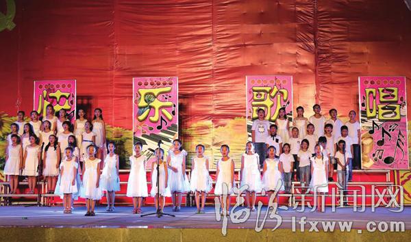 “快樂歌唱”藝術(shù)中心的學(xué)生在表演合唱。