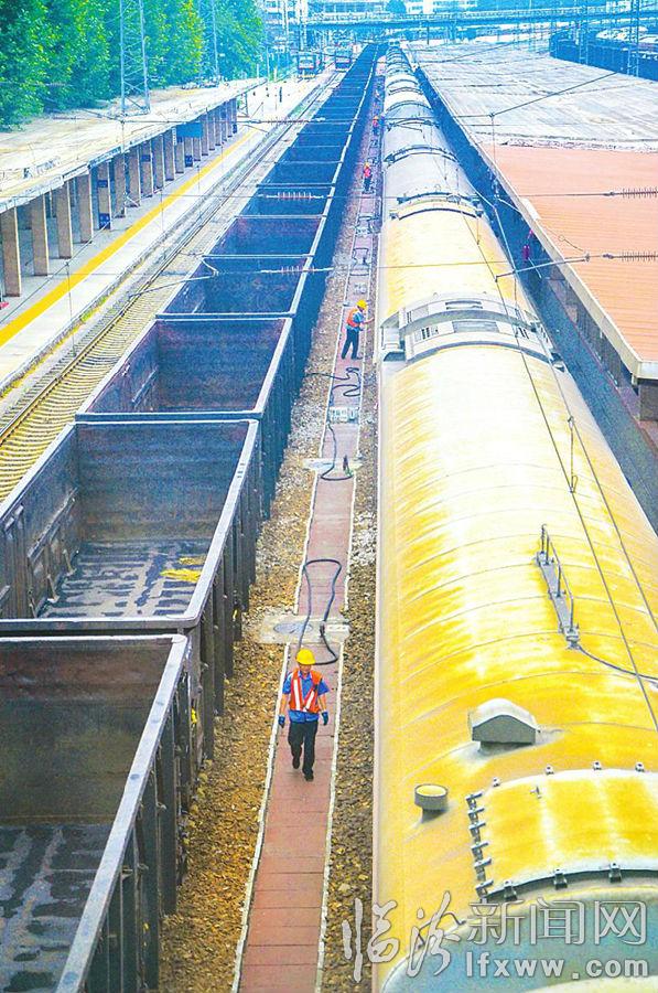 上水作業需走列車間的通道,兩列車廂僅有1.8米間距,且另一列列車正在行駛