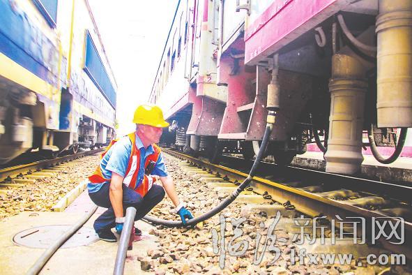 正在給列車上水