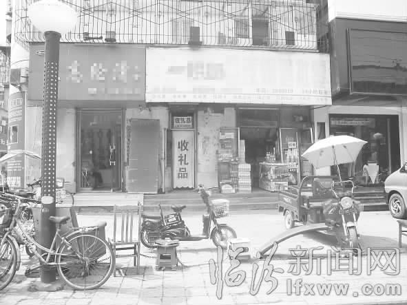 臨汾店前亂停車 店主設路障