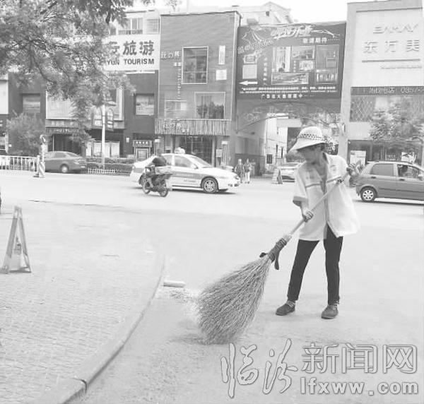 市民隨手扔,環衛忙清掃。記者 亢亞莉攝