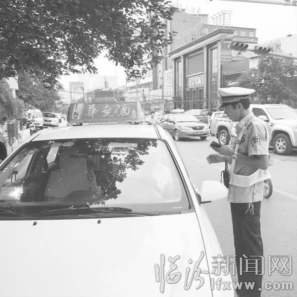 汽車違規,交警教育。記者 梁娟攝