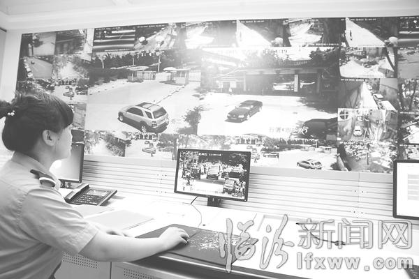 110指揮中心民警正在對街面實(shí)施動態(tài)監(jiān)控。