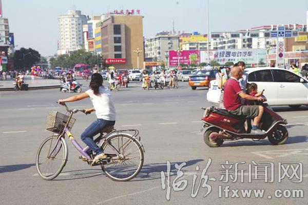 臨汾十字路口看交通文明