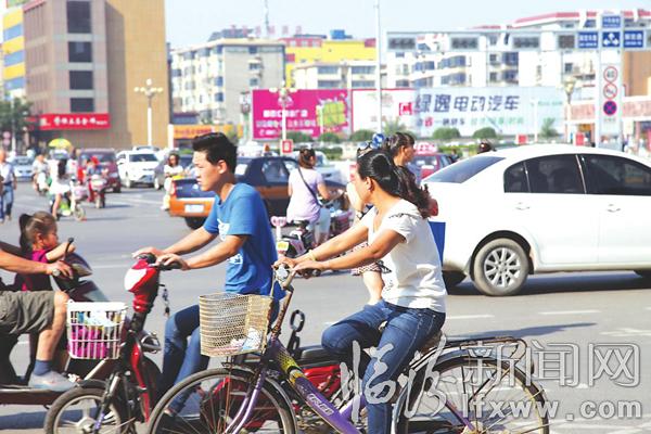 臨汾十字路口看交通文明