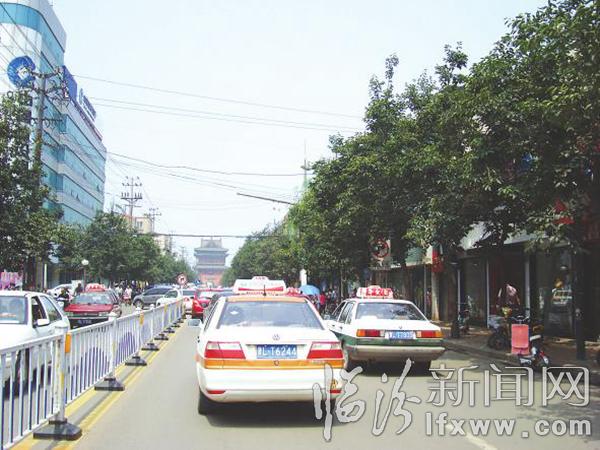 臨汾市區部分樹木遮擋交通指示燈