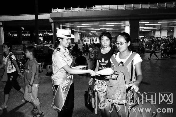 堯都區(qū)公安局交警大隊(duì)在臨汾西客站開(kāi)展交通安全宣傳活動(dòng)