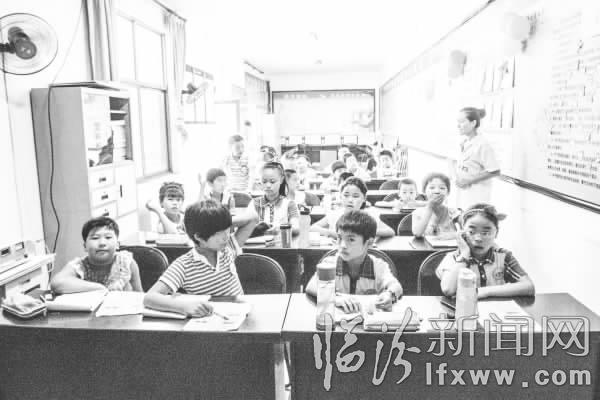 支教學生在課堂上與孩子們交流(手機拍攝)