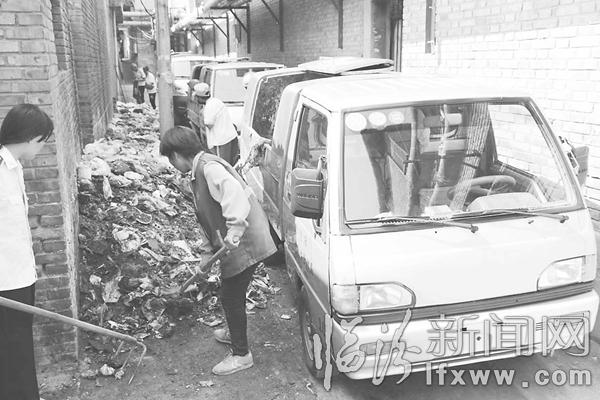 環衛工人正在清理東趙北三巷的垃圾。
