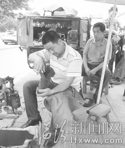 臨汾:修鞋師傅27載鋪就兒子成才路