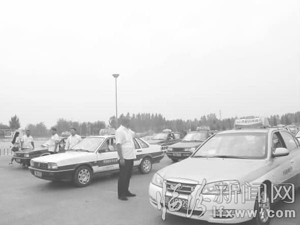 臨汾新象:的哥自發(fā)“站崗” 維護(hù)客運(yùn)環(huán)境