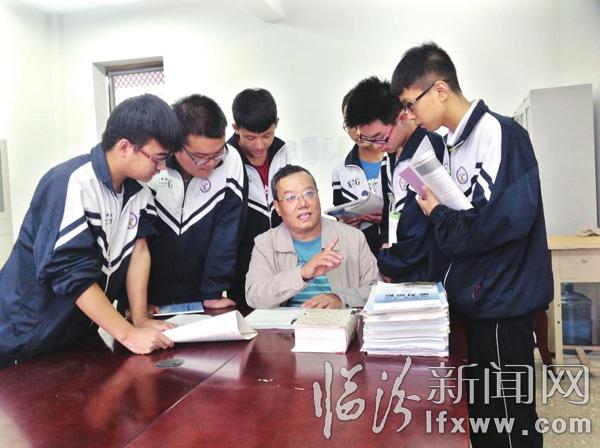 鄉(xiāng)寧外語教師王玉平 拄著雙拐攀登人生新高度