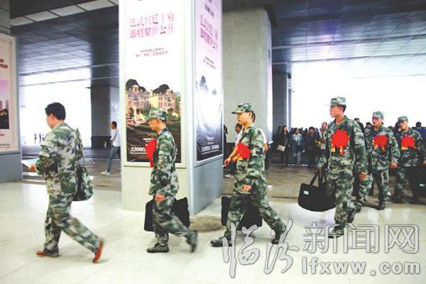 9月10日一批新兵在臨汾西站告別家鄉(xiāng)和親人 即將進(jìn)入軍營(yíng)