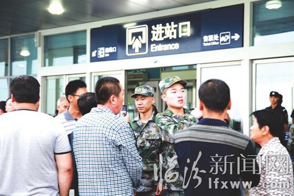 9月10日一批新兵在臨汾西站告別家鄉(xiāng)和親人 即將進(jìn)入軍營(yíng)