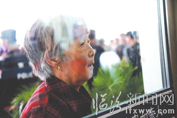 9月10日一批新兵在臨汾西站告別家鄉(xiāng)和親人 即將進(jìn)入軍營(yíng)