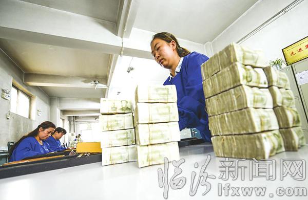 臨汾公交公司:小小零鈔 數(shù)錢數(shù)到手抽筋