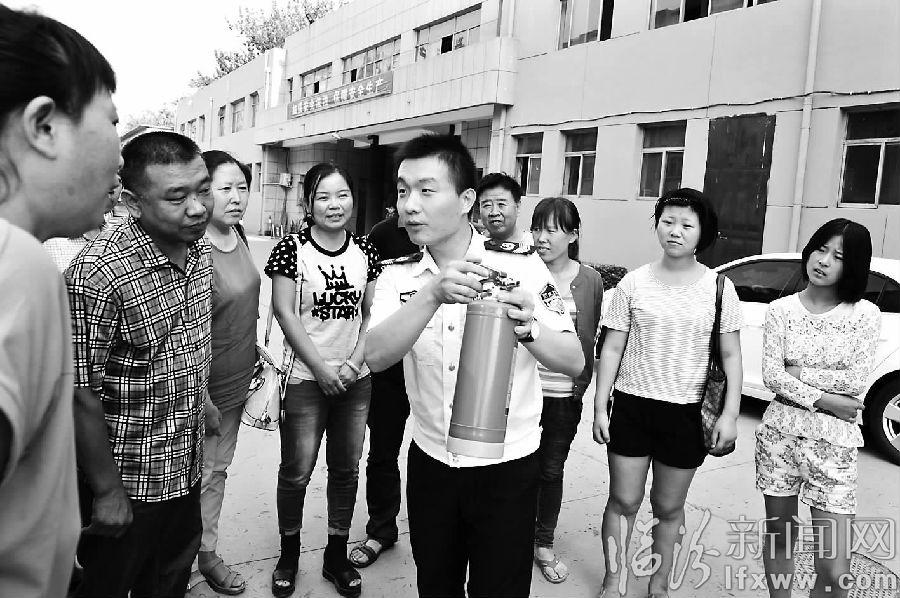 堯都區(qū)康莊社區(qū)組織轄區(qū)各單位聽(tīng)取消防知識(shí)宣傳講座