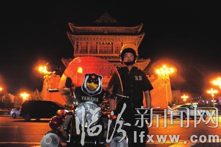 臨汾市公安局直屬分局民警中秋節(jié)堅(jiān)守一線巡邏執(zhí)勤