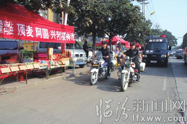 臨汾市公安局直屬分局民警中秋節(jié)堅(jiān)守一線巡邏執(zhí)勤