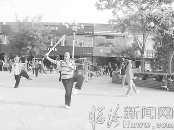 汾西三中退休體育老師辛長青:七年義務教市民太極拳