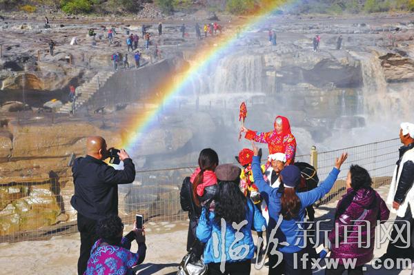 吉縣黃河壺口瀑布的“彩虹通天”美景