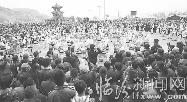 洪洞“拆樓”引起四鄉八鄰圍觀“參戰”