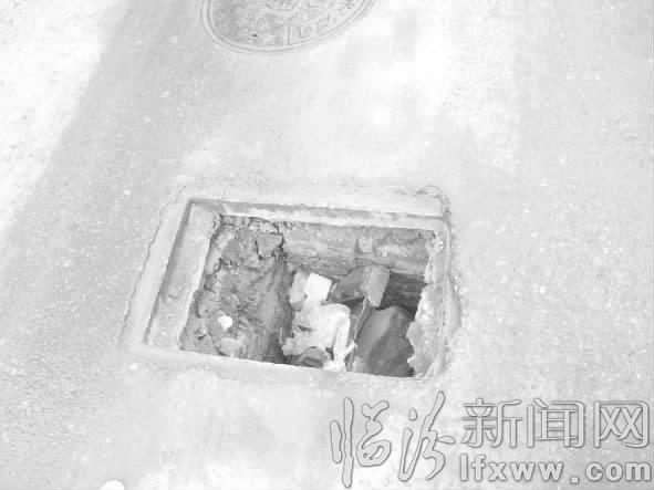 臨汾怪象:井蓋塌陷成洞 行人頻被“坑”