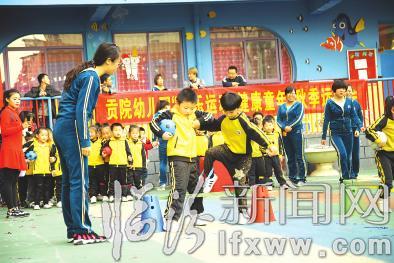 2、博學(xué)班(大班)小朋友進(jìn)行小小投球手比賽。