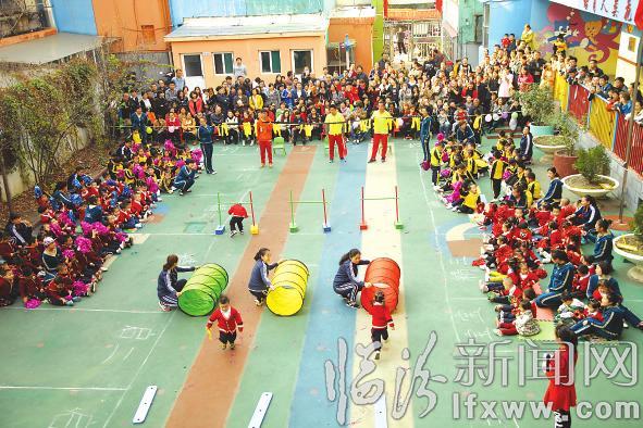 1、精靈班(中班)小朋友進(jìn)行揪尾巴比賽。