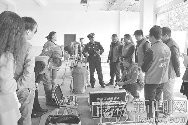 曲沃:志愿者體驗消防生活 拉開“119”宣傳序幕