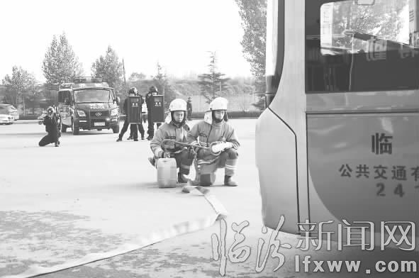 臨汾市開展城市公交車防爆處置演練活動