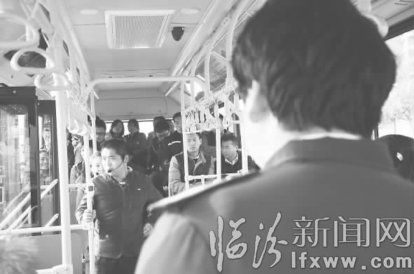 臨汾市開展城市公交車防爆處置演練活動