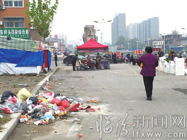 臨汾臉譜橋東:垃圾再度泛濫 亂象令人心憂(yōu)