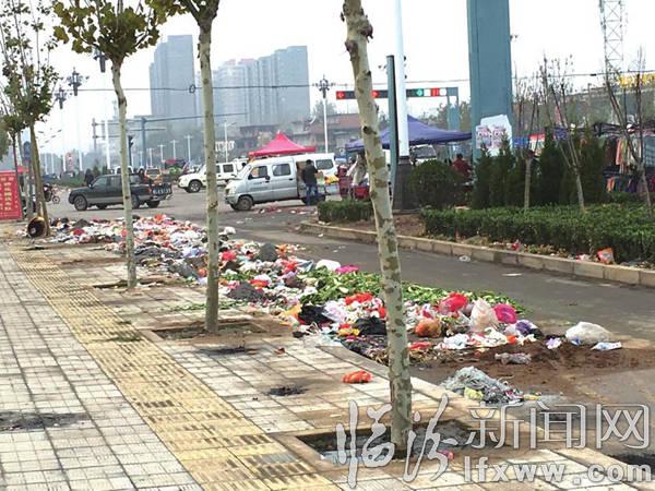 臨汾臉譜橋東:垃圾再度泛濫 亂象令人心憂(yōu)